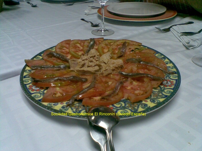 Ensalada de tomate, anchoas y bonito