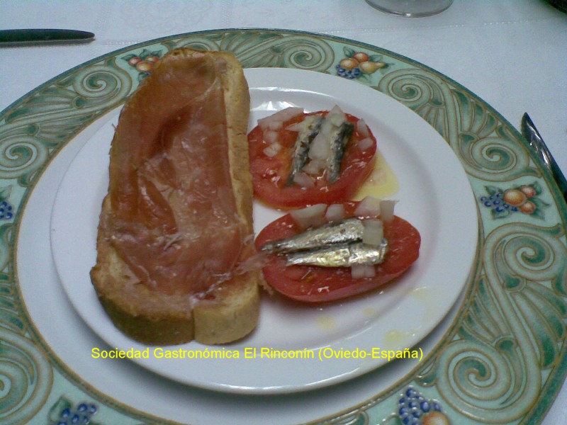 Tosta de jamón con foie y tomates con sardinillas